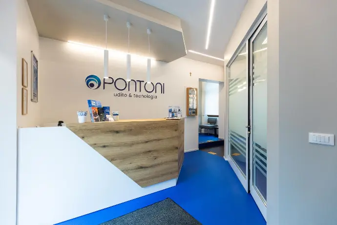 L'ingresso e la reception del centro acustico Pontoni di Pasian di Prato