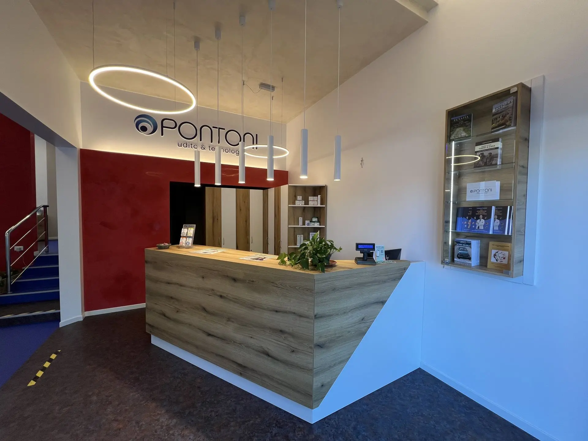 L'ingresso e la reception del centro acustico Pontoni di Bologna 