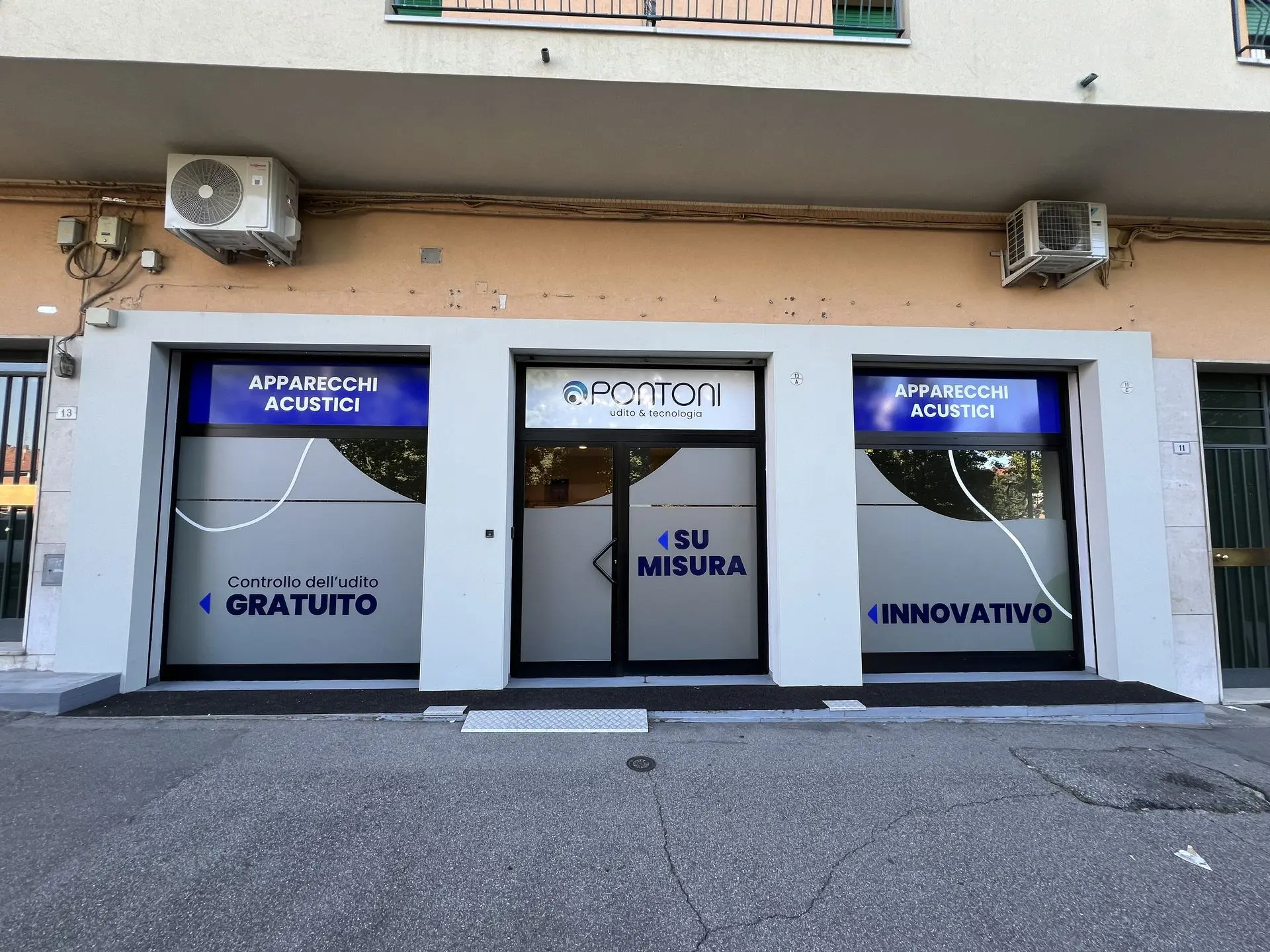 Le vetrine del centro Pontoni di Bologna